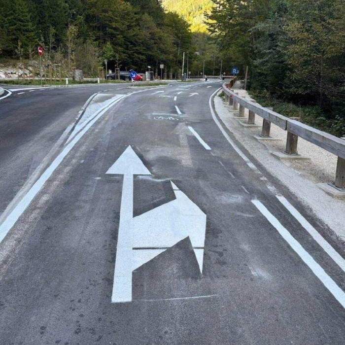 Nova brezplačna avtobusna linija čez Vršič: trajnostna povezava Julijskih Alp in prenovljen prometni režim v poletni sezoni 2026