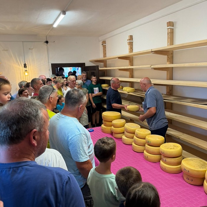 Obnovljena mlekarna v Zatolminu ohranja spomin na bogato sirarsko tradicijo