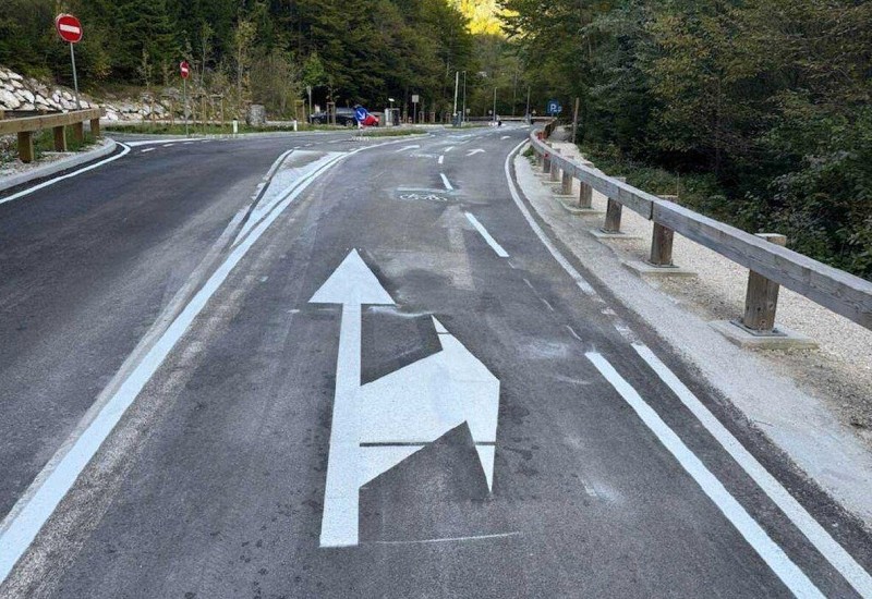 Nova brezplačna avtobusna linija čez Vršič: trajnostna povezava Julijskih Alp in prenovljen prometni režim v poletni sezoni 2026